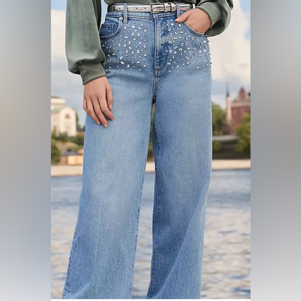 Brand new Loft jeans. Comfy and stylish! Nice Sparkles on the front.